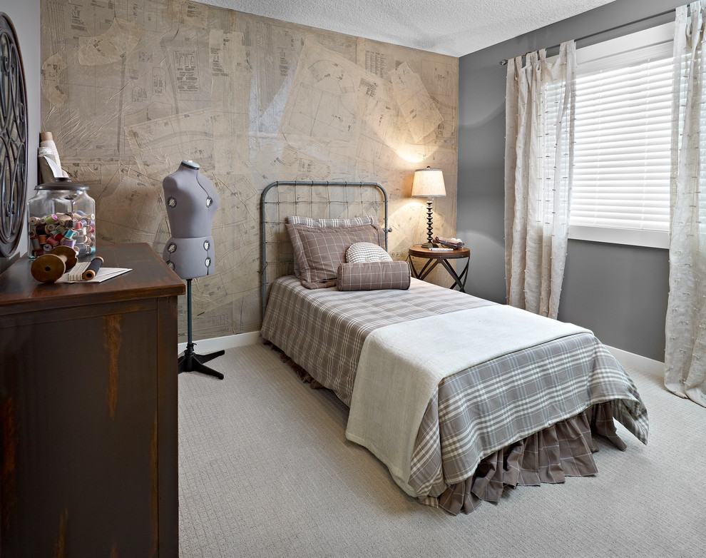 Esempio di una camera da letto eclettica con pareti grigie e moquette