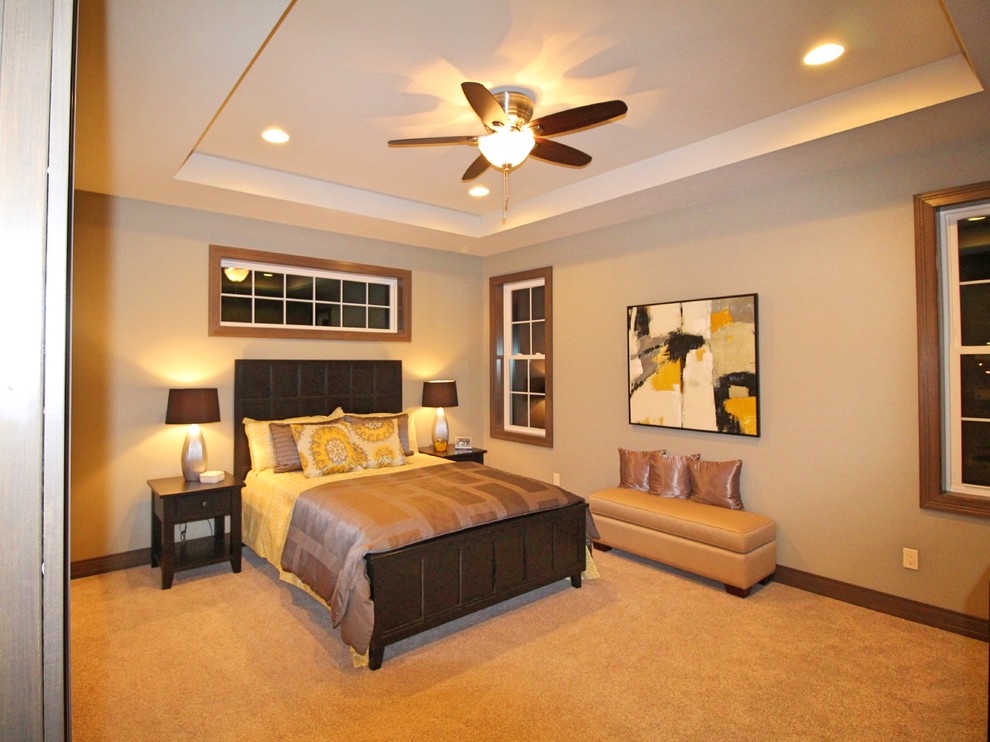 Imagen de dormitorio principal actual de tamaño medio sin chimenea con paredes grises y moqueta