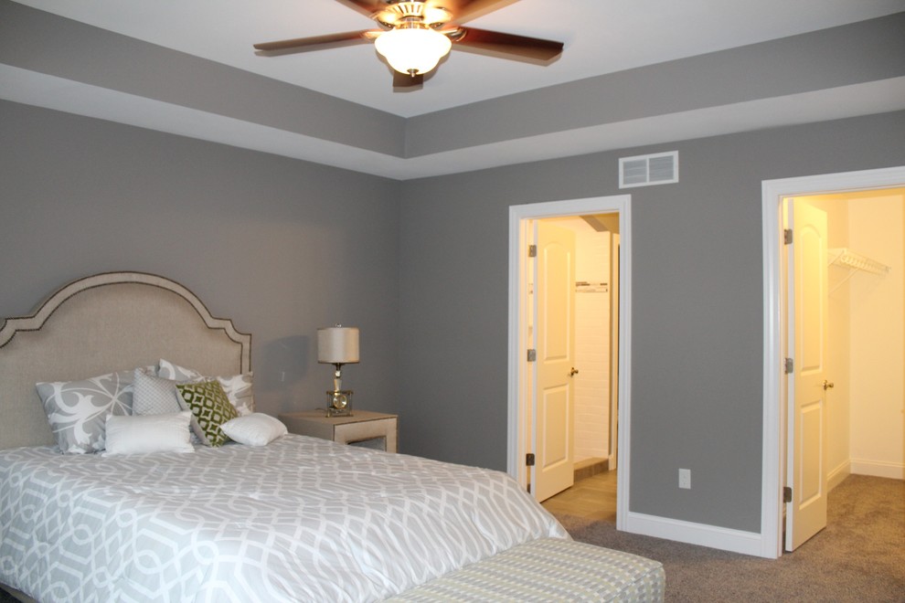 Mittelgroßes Klassisches Hauptschlafzimmer mit grauer Wandfarbe, Teppichboden und beigem Boden in Orange County