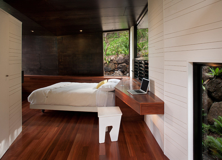 Пример оригинального дизайна: спальня в современном стиле с белыми стенами и паркетным полом среднего тона