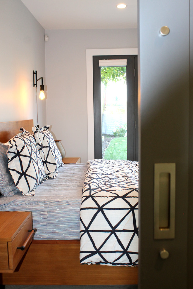 Exemple d'une grande chambre parentale moderne avec un mur bleu, parquet clair et un sol beige.