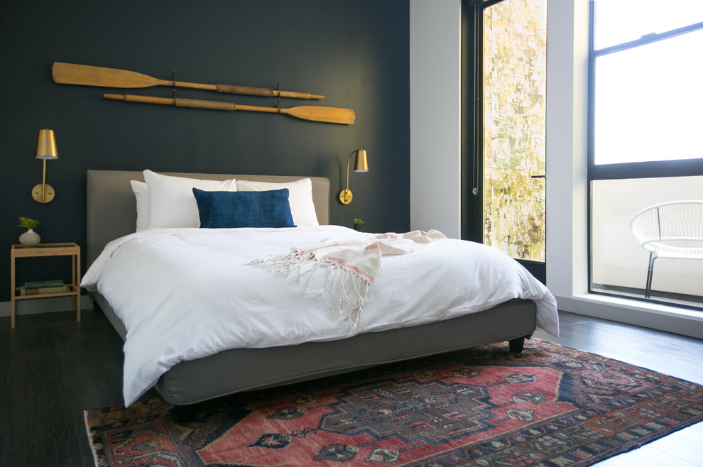 Идея дизайна: спальня в стиле модернизм с серыми стенами