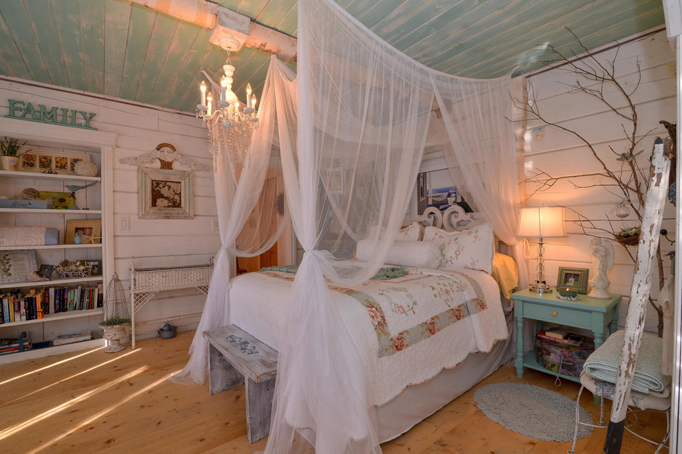Exempel på ett shabby chic-inspirerat sovrum, med vita väggar, mellanmörkt trägolv och brunt golv