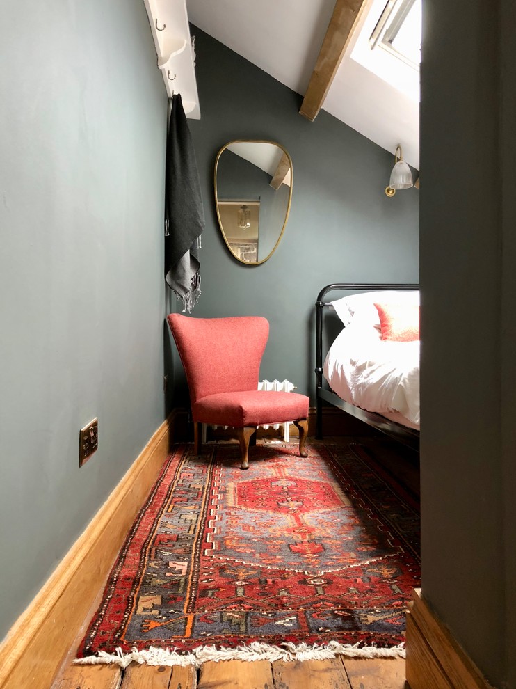 Inspiration för ett litet vintage gästrum, med grå väggar, mellanmörkt trägolv och brunt golv