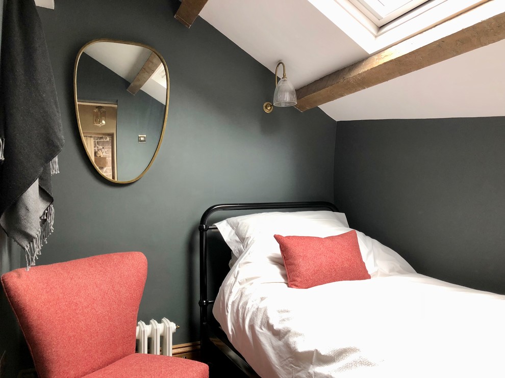 Diseño de habitación de invitados clásica pequeña con paredes grises, suelo de madera en tonos medios y suelo marrón