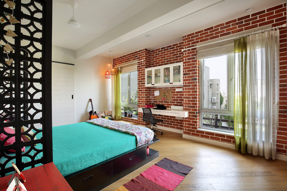 Стильный дизайн: спальня в современном стиле с рабочим местом - последний тренд