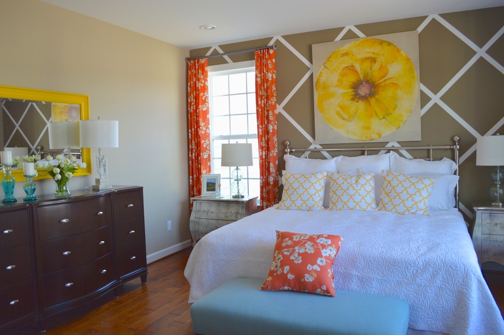 Imagen de dormitorio principal costero con paredes marrones y suelo de madera en tonos medios