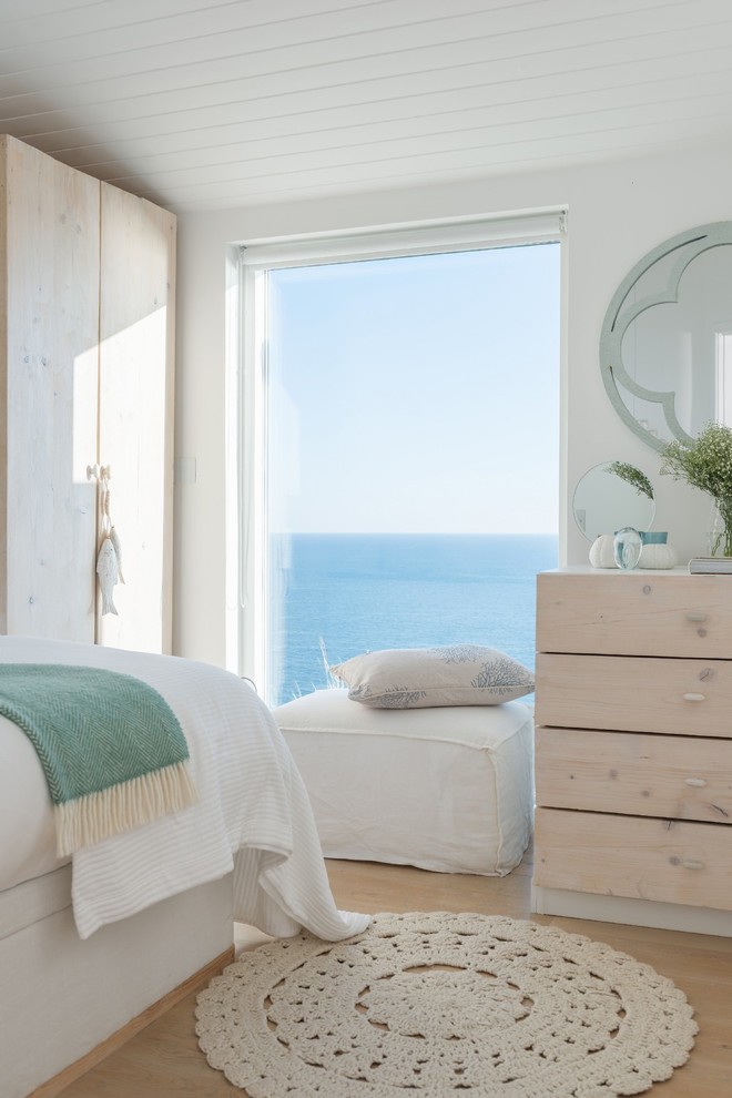 Свежая идея для дизайна: маленькая хозяйская спальня в морском стиле с белыми стенами, светлым паркетным полом и бежевым полом без камина для на участке и в саду - отличное фото интерьера