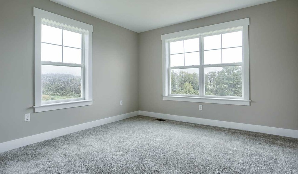 Idée de décoration pour une grande chambre champêtre avec un mur gris et un sol beige.