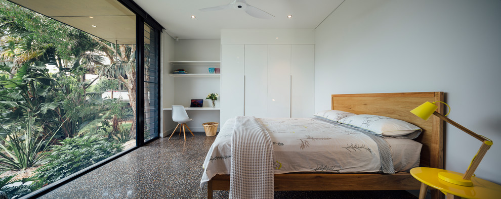 他の地域にあるコンテンポラリースタイルのおしゃれな主寝室 (グレーの壁、濃色無垢フローリング、茶色い床)