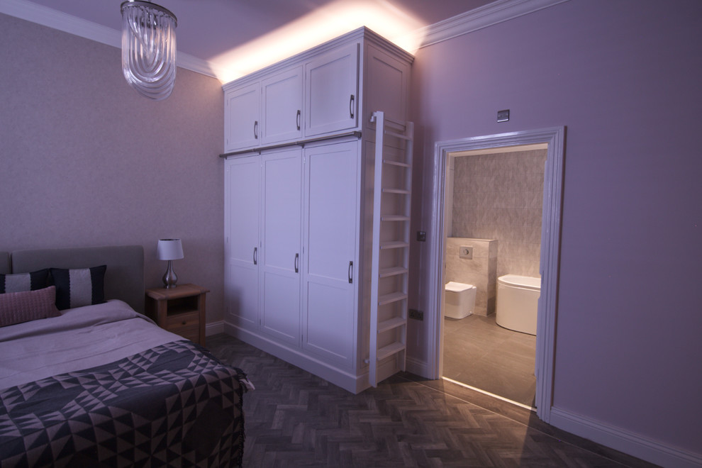 На фото: большая гостевая спальня (комната для гостей) в современном стиле с розовыми стенами, светлым паркетным полом и серым полом