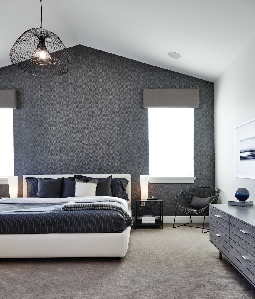 バンクーバーにある広いトランジショナルスタイルのおしゃれな主寝室 (白い壁、カーペット敷き、アクセントウォール)