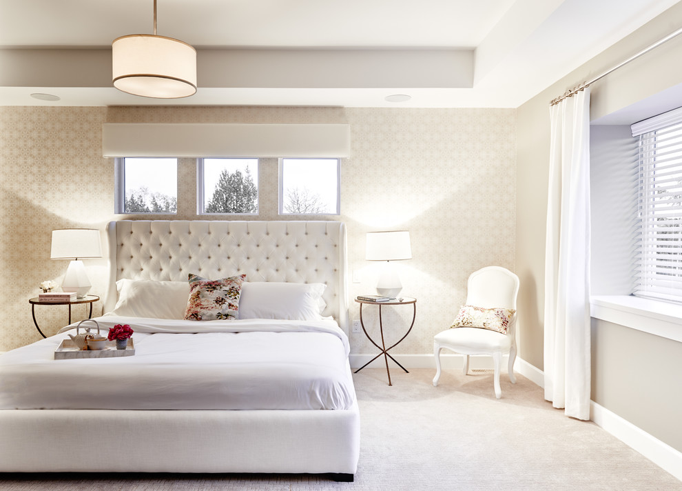 На фото: большая хозяйская спальня в стиле модернизм с белыми стенами и ковровым покрытием
