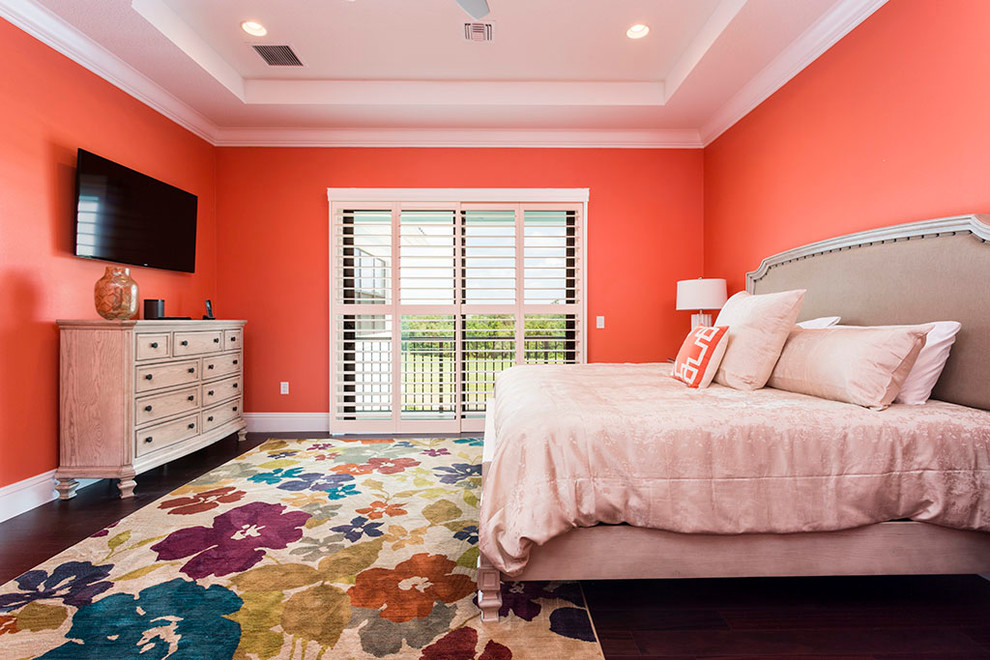Ejemplo de dormitorio principal clásico renovado grande sin chimenea con parades naranjas y suelo de madera oscura
