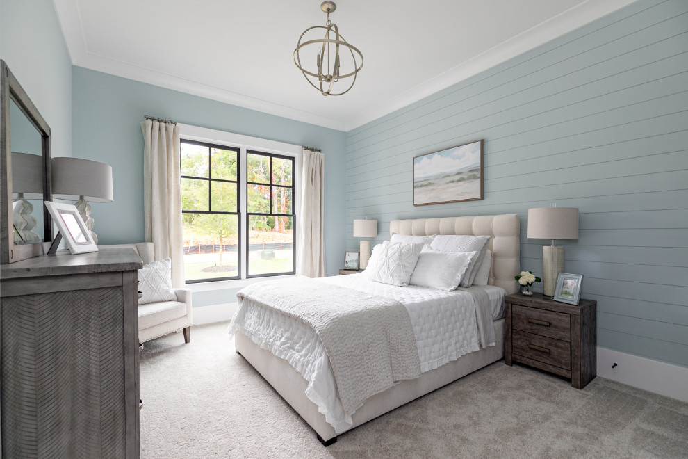 アトランタにある中くらいなカントリー風のおしゃれな客用寝室 (青い壁、カーペット敷き、グレーの床、塗装板張りの壁)