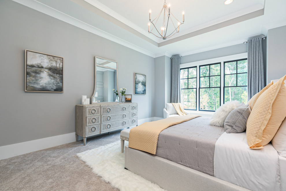 На фото: хозяйская спальня среднего размера в стиле кантри с серыми стенами, ковровым покрытием, разноцветным полом, многоуровневым потолком и деревянными стенами с