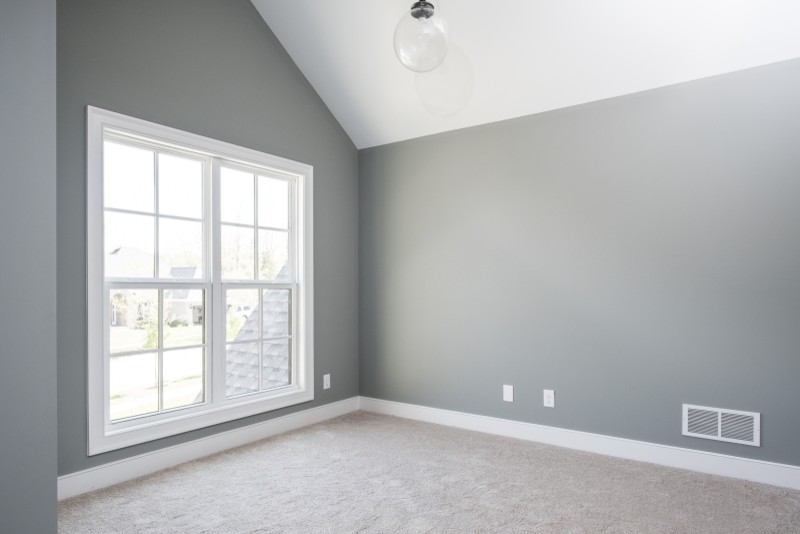 Imagen de dormitorio clásico renovado de tamaño medio sin chimenea con paredes grises y moqueta