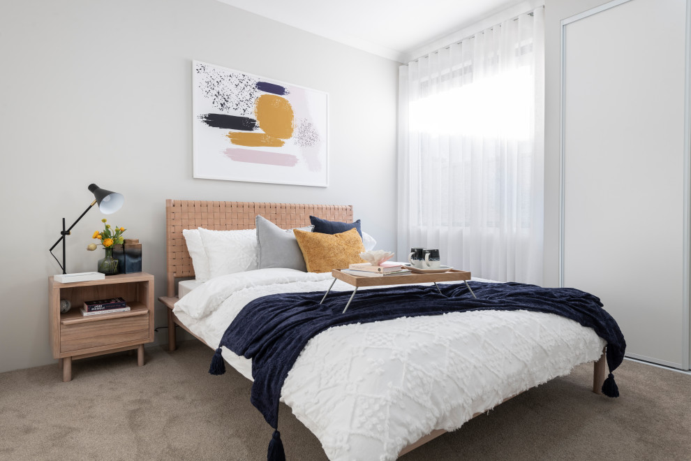 Modernes Gästezimmer ohne Kamin mit grauer Wandfarbe, Teppichboden und beigem Boden in Perth
