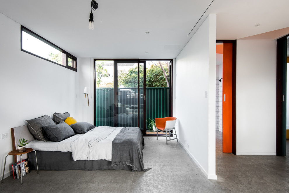 Свежая идея для дизайна: спальня в современном стиле с белыми стенами и бетонным полом без камина - отличное фото интерьера
