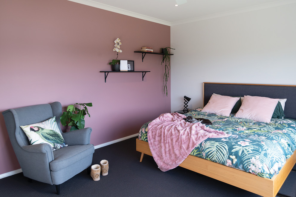 Стильный дизайн: большая хозяйская спальня в стиле рустика с розовыми стенами, ковровым покрытием и серым полом - последний тренд