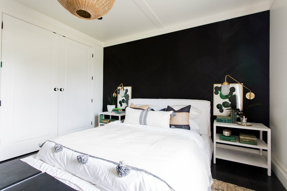 Inspiration för lantliga sovrum, med svarta väggar och svart golv