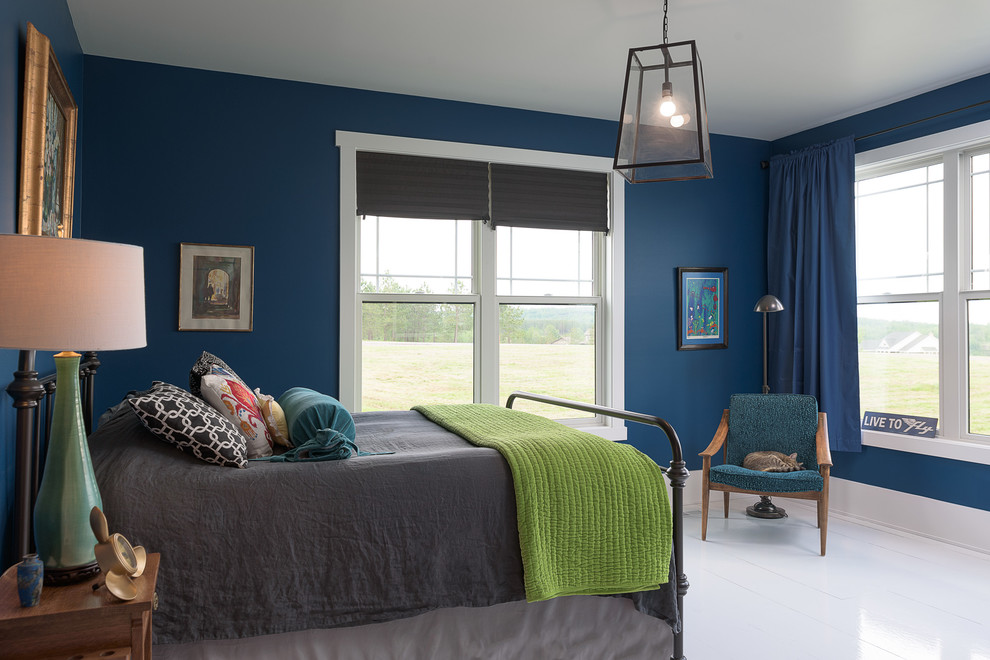 Источник вдохновения для домашнего уюта: хозяйская спальня среднего размера в стиле кантри с синими стенами, деревянным полом, стандартным камином, белым полом и фасадом камина из металла