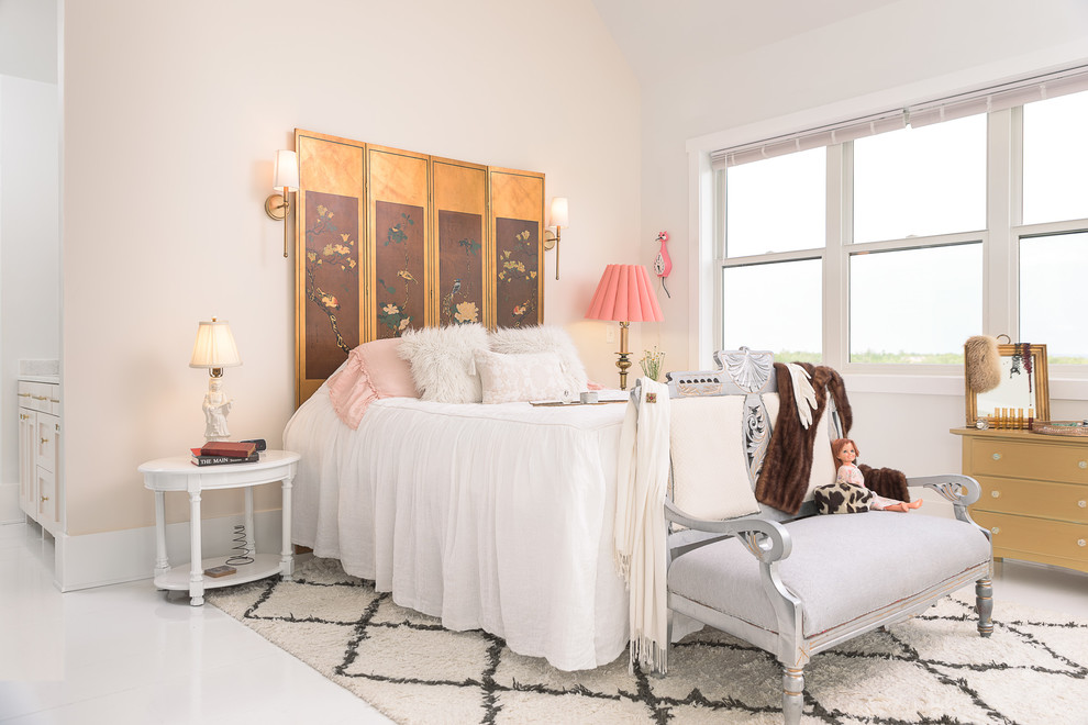 Пример оригинального дизайна: огромная спальня на антресоли в стиле кантри с белыми стенами, белым полом и деревянным полом