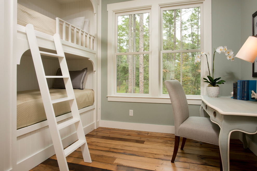 Diseño de habitación de invitados clásica de tamaño medio sin chimenea con paredes verdes, suelo de madera en tonos medios y suelo marrón