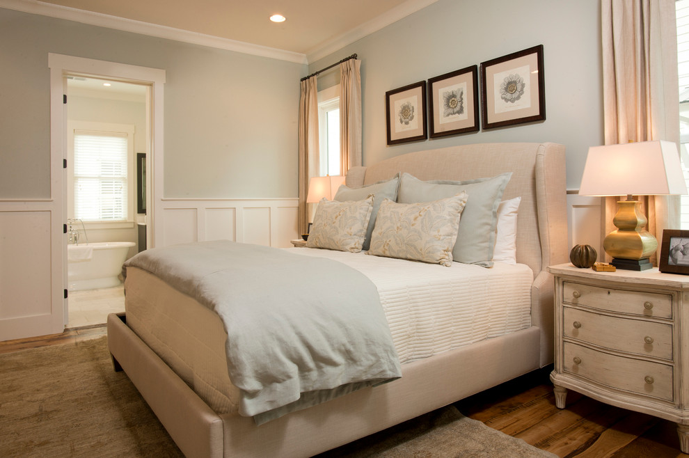 チャールストンにある中くらいなトラディショナルスタイルのおしゃれな客用寝室 (緑の壁、無垢フローリング、暖炉なし、茶色い床) のインテリア