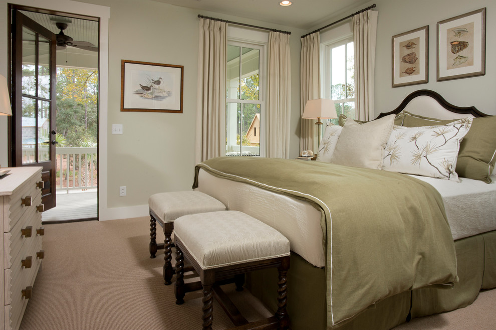 Immagine di una grande camera degli ospiti chic con pareti verdi, moquette e pavimento beige