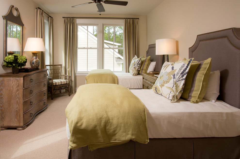 Imagen de habitación de invitados tradicional de tamaño medio sin chimenea con paredes beige, moqueta y suelo beige