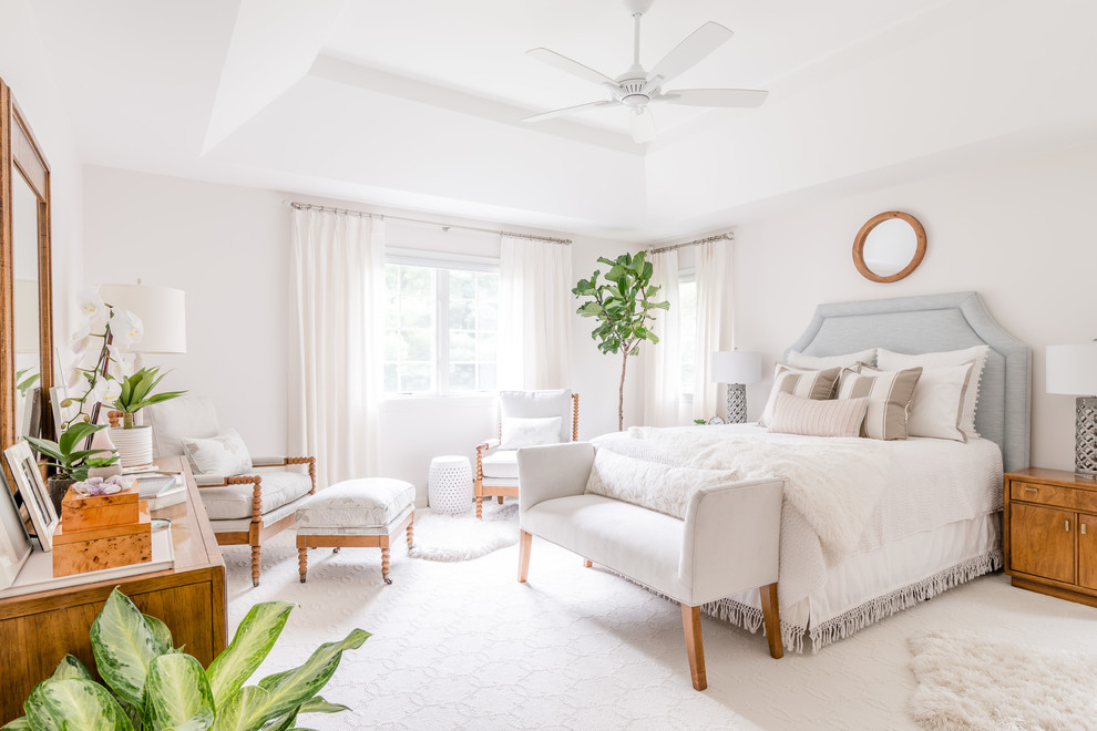 プロビデンスにある広いビーチスタイルのおしゃれな主寝室 (白い壁、カーペット敷き、白い床、照明) のレイアウト