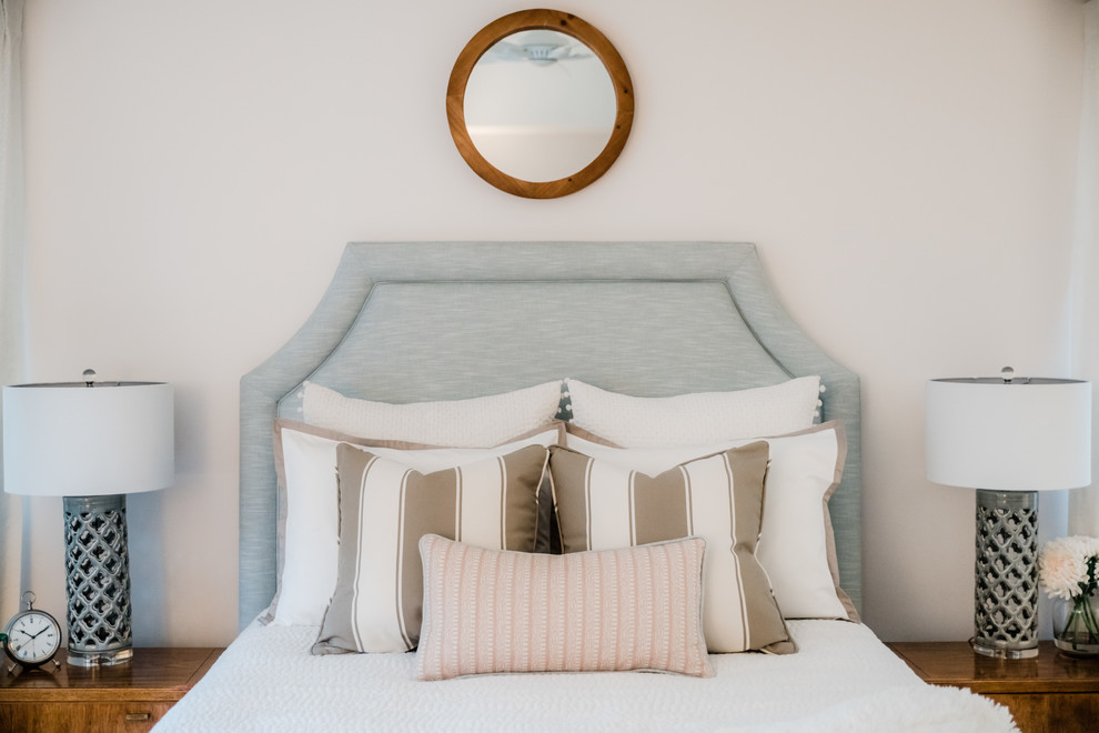 Стильный дизайн: большая хозяйская спальня в морском стиле с белыми стенами, ковровым покрытием и белым полом - последний тренд