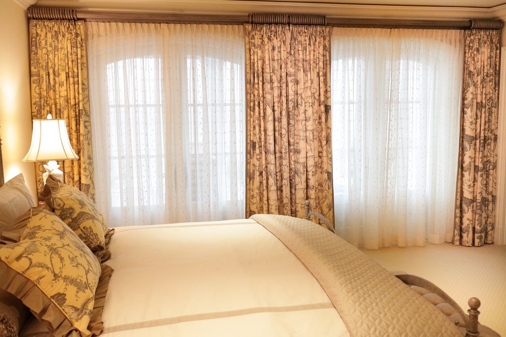 На фото: хозяйская спальня среднего размера в классическом стиле с бежевыми стенами, ковровым покрытием и бежевым полом