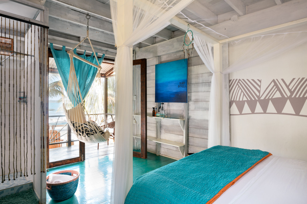 На фото: спальня в морском стиле с разноцветными стенами и деревянным полом с