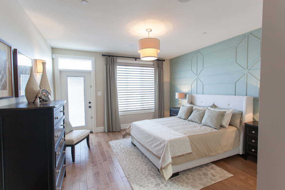 Modelo de dormitorio principal clásico renovado sin chimenea con paredes azules y suelo de madera en tonos medios