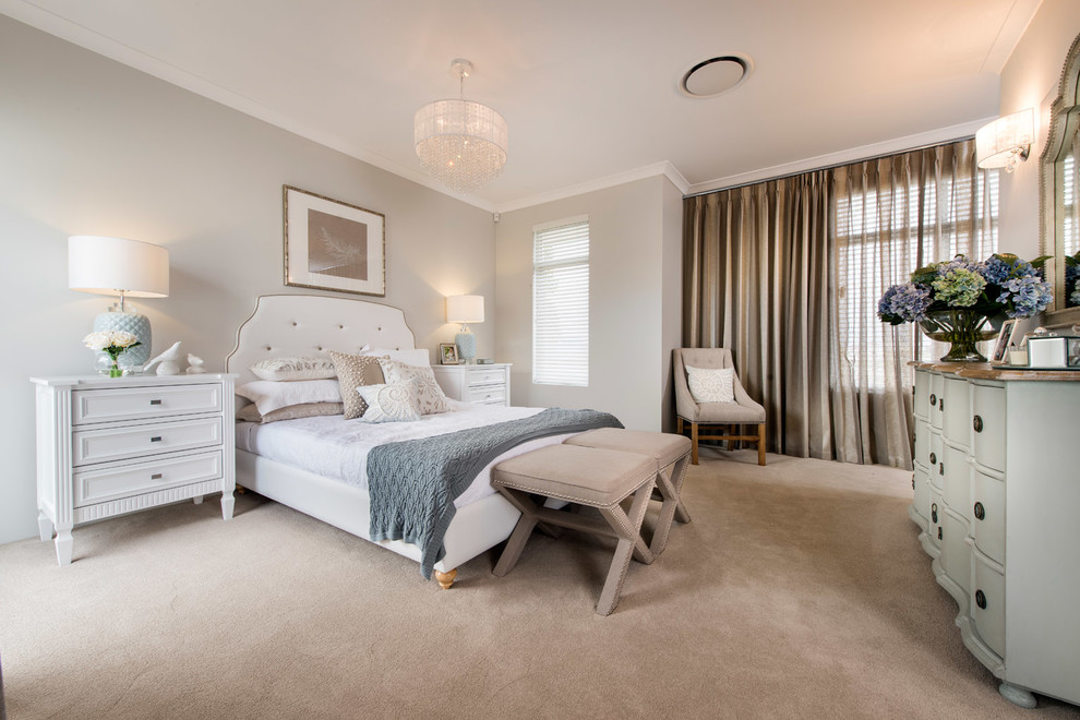 На фото: спальня в морском стиле с серыми стенами и ковровым покрытием с