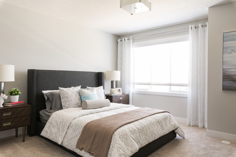 Foto de dormitorio clásico renovado con paredes grises, moqueta y suelo beige