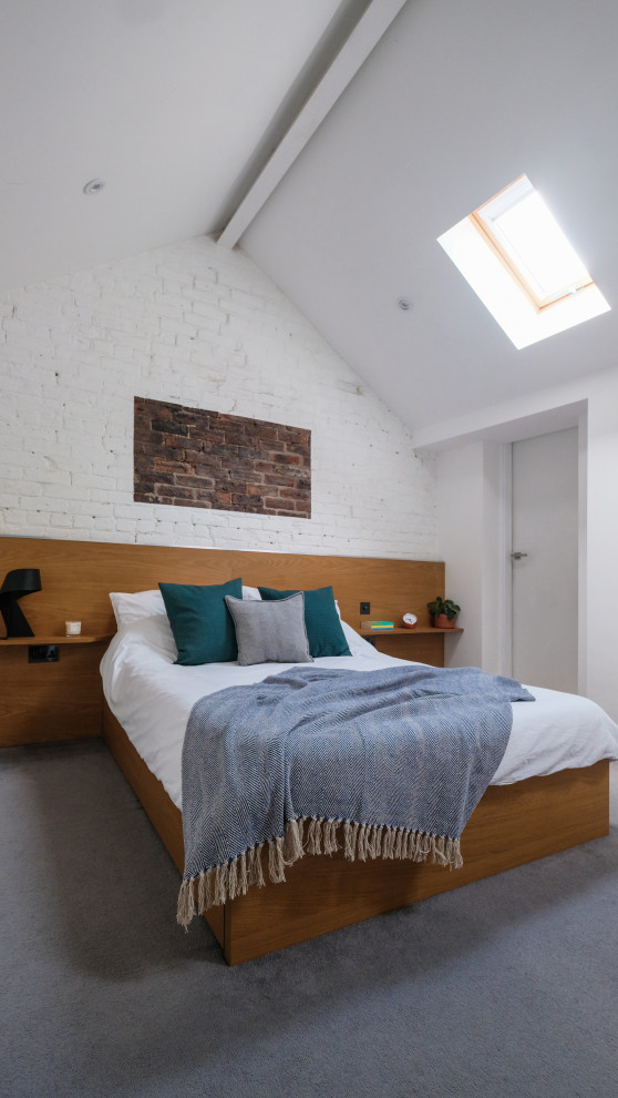 Пример оригинального дизайна: хозяйская спальня среднего размера в стиле модернизм с белыми стенами, ковровым покрытием, серым полом, сводчатым потолком и кирпичными стенами