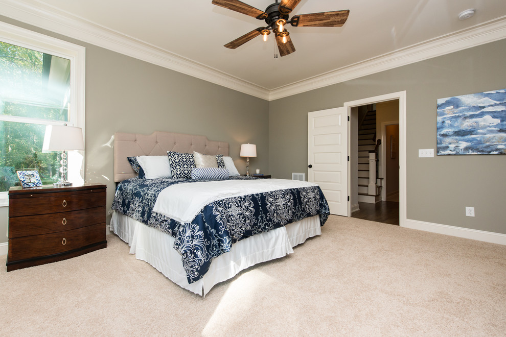Klassisches Schlafzimmer ohne Kamin mit grüner Wandfarbe und Teppichboden in Raleigh