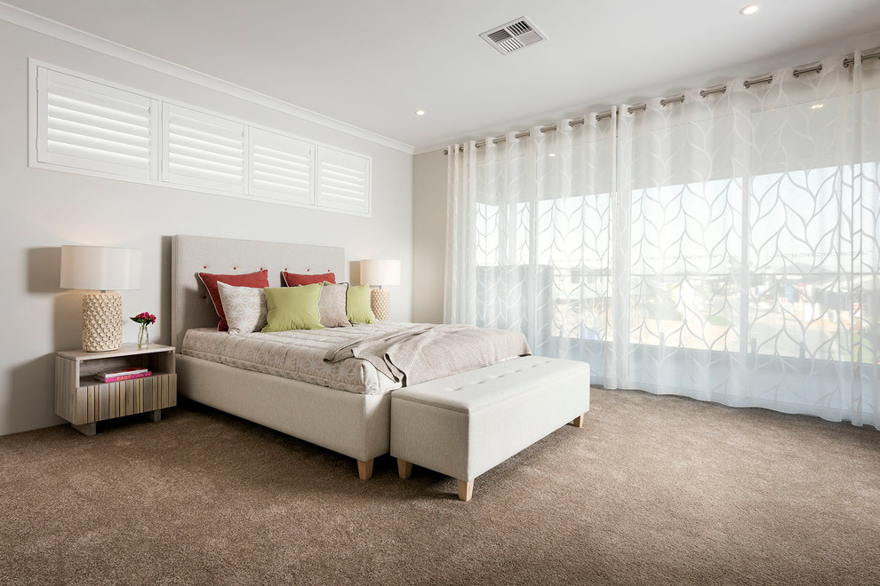 Стильный дизайн: большая хозяйская спальня в современном стиле с белыми стенами и ковровым покрытием - последний тренд
