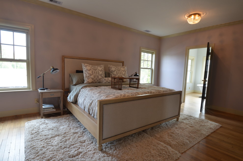 Ejemplo de dormitorio principal ecléctico grande con paredes púrpuras y suelo de madera clara