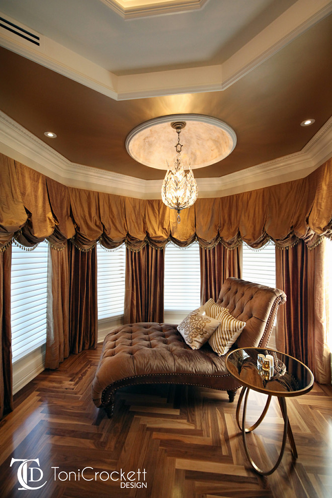 Ejemplo de dormitorio principal clásico extra grande con paredes beige y suelo de madera en tonos medios