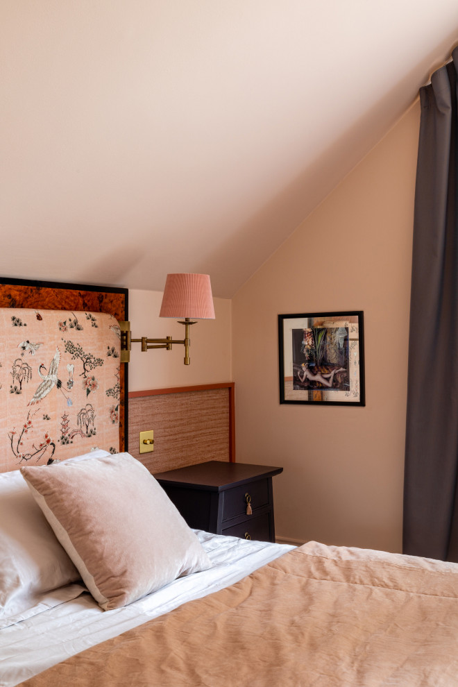 Свежая идея для дизайна: хозяйская спальня в современном стиле с розовыми стенами, ковровым покрытием и серым полом - отличное фото интерьера