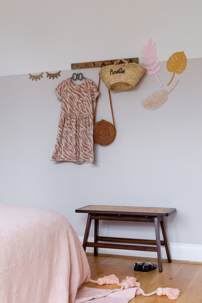 Cette photo montre une chambre parentale tendance avec un mur beige et parquet clair.