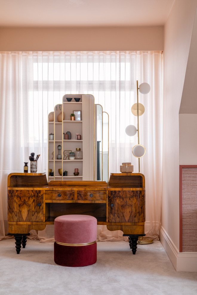 Esempio di una camera matrimoniale design con pareti rosa, moquette e pavimento grigio