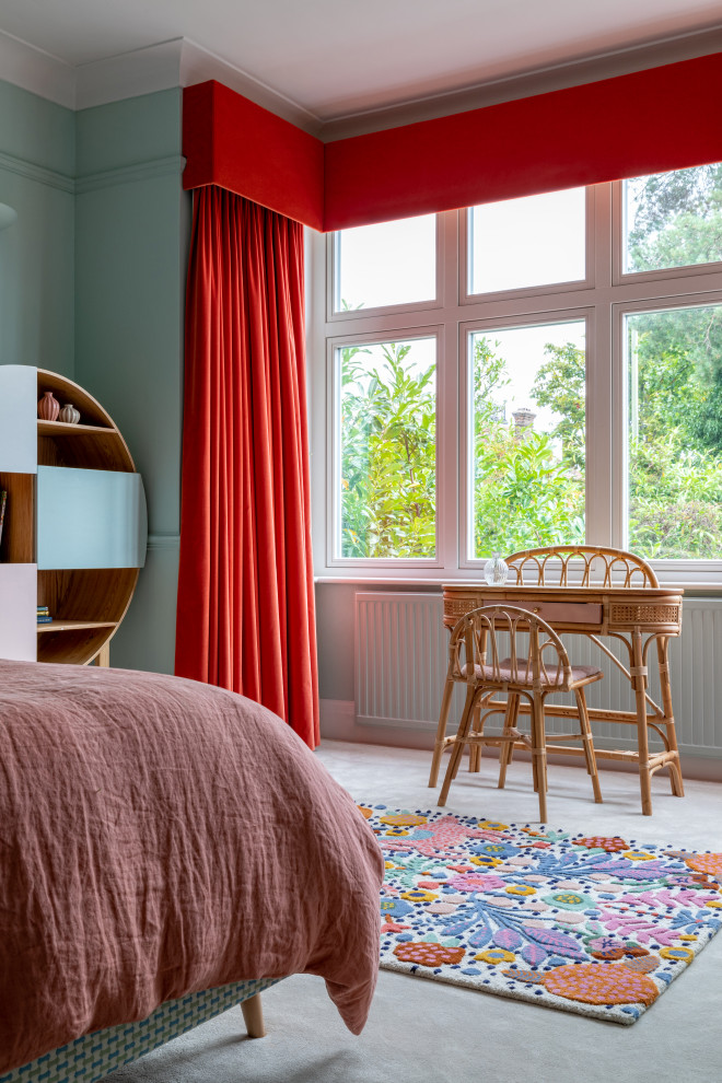 Diseño de dormitorio principal actual con paredes azules, moqueta y suelo gris
