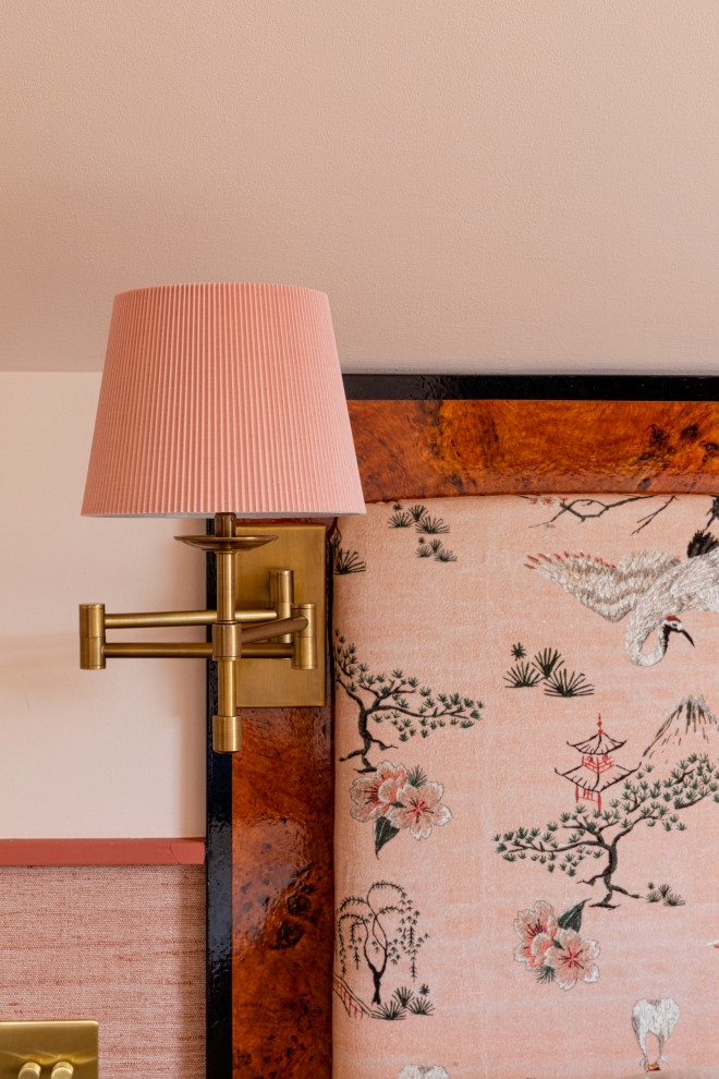Пример оригинального дизайна: хозяйская спальня в современном стиле с розовыми стенами, ковровым покрытием и серым полом