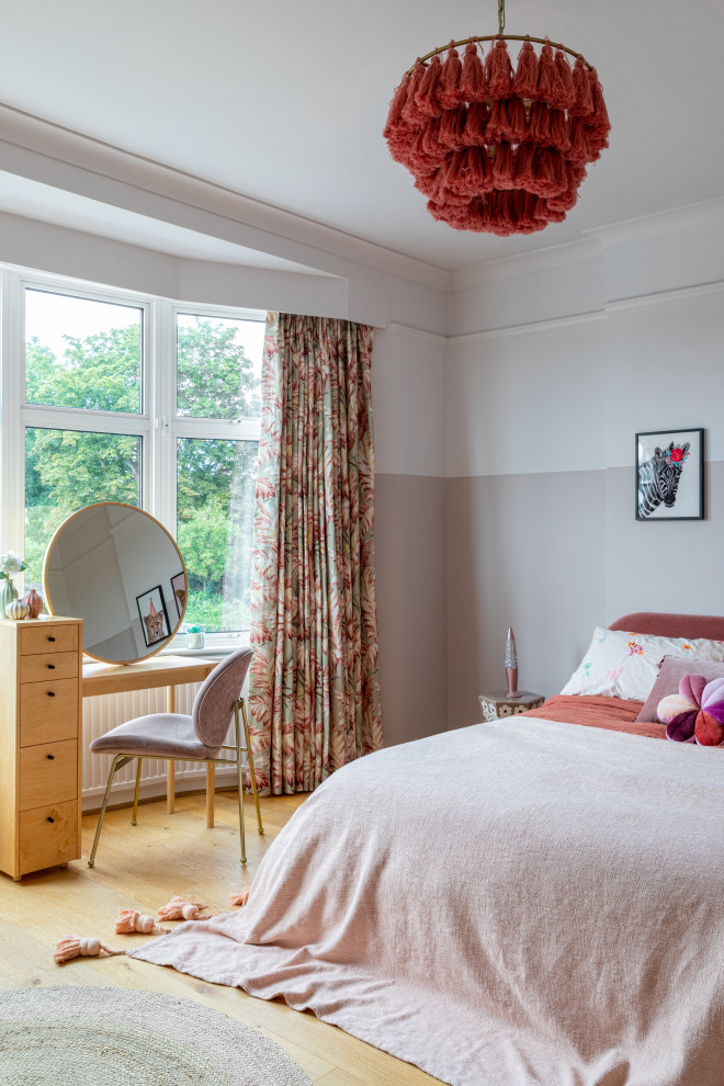 Foto de dormitorio principal contemporáneo con paredes beige y suelo de madera clara