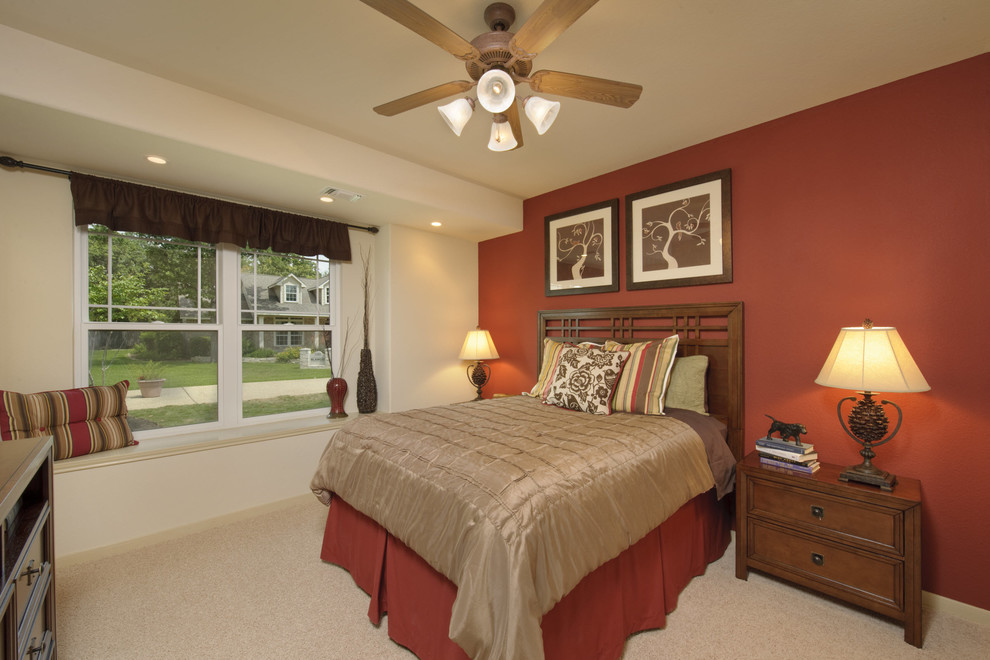 Идея дизайна: хозяйская спальня среднего размера в классическом стиле с красными стенами, ковровым покрытием и бежевым полом